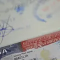 Governo dos EUA deve revogar vistos de quem pediu asilo; entenda imagem