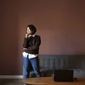 Saiba o que psicologia diz sobre uma pessoa que fala sozinha imagem