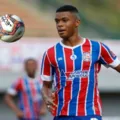São Paulo tenta empréstimo com ex-Bahia para suprir meio-campo imagem