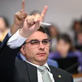 Flávio Bolsonaro sobe tom contra Moraes: “Precisa de ajuda médica” imagem