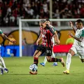 Dois gols, um ponto: Vitória abre vantagem e cede empate ao Palmeiras imagem