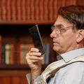 Urgente! Preso, Bolsonaro tem celular apreendido pela PF imagem