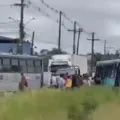 Vídeo: dois ônibus de transporte coletivo colidem em Feira de Santana imagem
