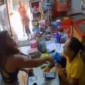 Vídeo: mãe agride filho e atendente por R$ 10 gastos sem saber imagem