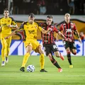 Vitória vacila no fim, sofre dois gols e empata com Sport no Barradão imagem