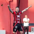 Vitória vence o Bragantino, encerra jejum e deixa o Z-4 do Brasileirão imagem