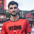 Volante é regularizado e já pode fazer estreia pelo Vitória; confira imagem