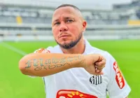 Ex-jogador do Santos dá voadora em suposto ladrão; assista vídeo