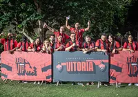 Ação leva torcedores para assistir jogo do Vitória direto do gramado imagem