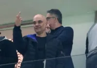 Alexandre de Moraes vai a jogo do Corinthians e faz gesto polêmico imagem