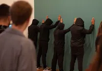 Arte performática ocupa Bahia e provoca debate sobre violência no cotidiano imagem