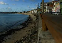 Avanço do mar acelera no litoral de Salvador; entenda o fenômeno