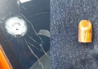 Bala perdida atinge carro de narrador esportivo na Avenida Paralela