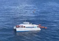 Vídeo: barco afunda após colidir com catamarã na Baía de Todos-os-Santos