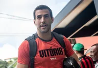 Cáceres sente a coxa e sai de campo no primeiro tempo com o Palmeiras imagem