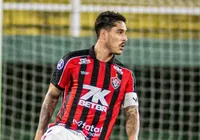 Capitão do Vitória, Lucas Halter exalta jogador do Bahia: "Completo"