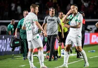 Carille reconhece deficiência do Vitória, que volta a sofrer no fim