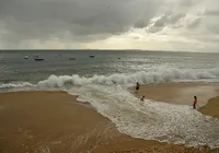 Mar em alerta: ressaca com ondas de até três metros ameaça o litoral