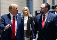 Conselheiro de Trump afirma que não irá parar enquanto Bolsonaro estiver preso imagem