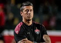 Demitido, Thiago Carpini pode enfrentar o Vitória na Série A; entenda imagem