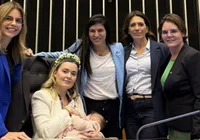 Deputada bolsonarista usa bebê de 'escudo' na Câmara; veja imagem