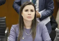 Preterida por Carlos Bolsonaro, deputada rompe com o PL imagem