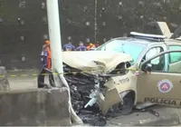 Dois policiais ficam gravemente feridos após viatura bater em poste