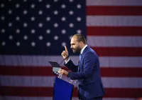 Eduardo Bolsonaro pede para exercer mandato de deputado nos EUA