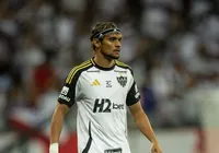 Elenco do Atlético-MG treina com “bolso de fora” em sinal de protesto