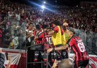 Erick faz gol, comemora com a torcida e é suspenso no Vitória; assista imagem