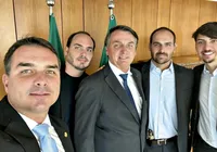 Filhos de Bolsonaro atacam Moraes após prisão: "Ditadura" imagem