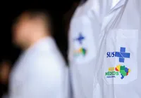 Governo Trump revoga vistos de funcionários ligados ao Mais Médicos imagem