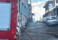 Incêndio de grandes proporções destrói casa na Fazenda Grande do Retiro imagem