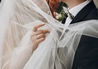 Pode vestido branco em casamento? Influenciadora é expulsa após polêmica imagem
