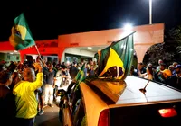 Irritados, vizinhos cogitam expulsar Bolsonaro de condomínio de luxo imagem