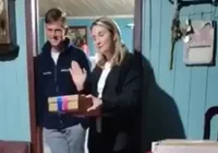 Homem enfrenta rotina de humilhação após 'chá revelação de traição' imagem