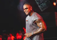 De graça! Leo Santana negocia show gigante para celebrar o Novembro Negro imagem