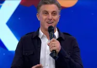 Luciano Huck comete gafe ao vivo e causa climão imagem