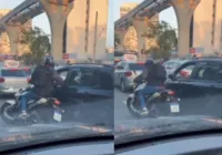 Motorista reage a assalto, pega arma e atira em bandido; veja vídeo imagem