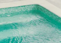 Mulher é encontrada morta em piscina de motel