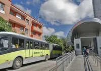 Mulher perde parte do dedo em estação de ônibus e segue viagem