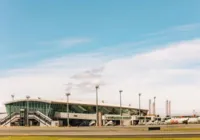 Mulher sofre tentativa de feminicídio em mezanino de aeroporto