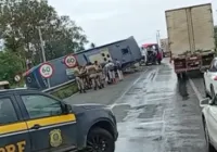Ônibus tomba em Feira de Santana e deixa feridos