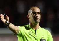 Pênalti marcado contra o Vitória gera polêmica; reveja o lance imagem