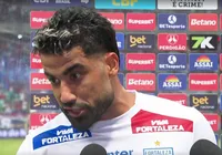 Pênalti marcado para o Bahia revolta zagueiro do Fortaleza; assista