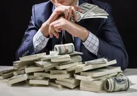 Estudo aponta que pobres pagam três vezes mais impostos do que super-ricos imagem