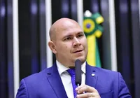 Prefeito expulsa professora de evento após uso de "todes" imagem