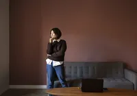 Saiba o que psicologia diz sobre uma pessoa que fala sozinha imagem