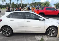 Tentativa de execução: carro é metralhado na orla de Piatã imagem