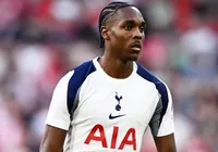 Tottenham denuncia ataques racistas contra atacante após Supercopa imagem